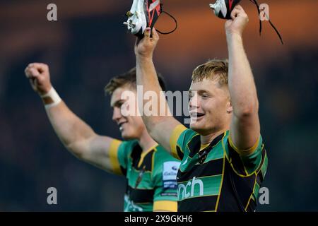 Tommy Freeman und Fin Smith der Northampton Saints feiern nach dem Halbfinalspiel der Gallagher Premiership im Cinch Stadium in Franklin's Gardens, Northampton. Bilddatum: Freitag, 31. Mai 2024. Stockfoto