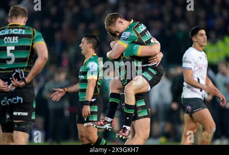 Tommy Freeman und Fin Smith der Northampton Saints feiern nach dem Halbfinalspiel der Gallagher Premiership im Cinch Stadium in Franklin's Gardens, Northampton. Bilddatum: Freitag, 31. Mai 2024. Stockfoto