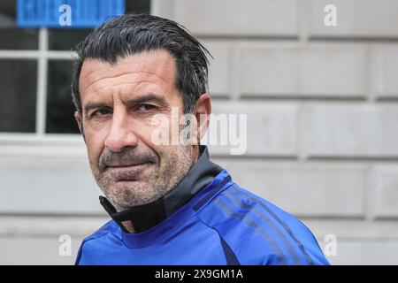 London, Großbritannien. 30. Mai 2024. Der ehemalige portugiesische Spieler Luis Figo, der das blaue Team der „Figo's Fighers“ leitet. Das UEFA Ultimate Champions Tournament zieht eine große Zuschauermenge nach Somerset House, wo Legenden der UEFA Champions League wie Luis Figo, Cafu, Joe Cole, Patrick Viera, Jens Lehmann und viele andere an einem aufregenden Turnier mit vier Teams teilnehmen. Das Turnier ist Teil des kostenlosen UEFA Champions Festivals für Fans und Besucher. Quelle: Imageplotter/Alamy Live News Stockfoto