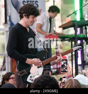 Ny. Mai 2024. Braeden Lemasters, Wallows on Stage für NBC Today Show Concert Series with Wallows, Rockefeller Plaza, New York, NY, 24. Mai, 2024. Quelle: Simon Lindenblatt/Everett Collection/Alamy Live News Stockfoto