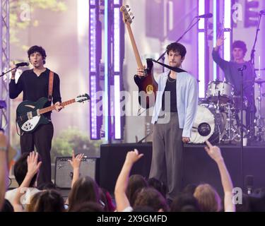 Ny. Mai 2024. Braeden Lemasters, Dylan Minnette, Cole Preston, Wallows auf der Bühne für NBC Today Show Concert Series with Wallows, Rockefeller Plaza, New York, New York, NY, 24. Mai, 2024. Quelle: Simon Lindenblatt/Everett Collection/Alamy Live News Stockfoto