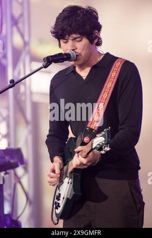 Ny. Mai 2024. Braeden Lemasters, Wallows on Stage für NBC Today Show Concert Series with Wallows, Rockefeller Plaza, New York, NY, 24. Mai, 2024. Quelle: Simon Lindenblatt/Everett Collection/Alamy Live News Stockfoto