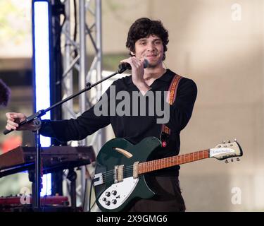 Ny. Mai 2024. Braeden Lemasters, Wallows on Stage für NBC Today Show Concert Series with Wallows, Rockefeller Plaza, New York, NY, 24. Mai, 2024. Quelle: Simon Lindenblatt/Everett Collection/Alamy Live News Stockfoto