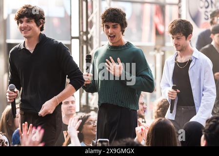 Ny. Mai 2024. Braeden Lemasters, Cole Preston, Dylan Minnette, Wallows auf der Bühne für NBC Today Show Concert Series with Wallows, Rockefeller Plaza, New York, New York, NY, 24. Mai, 2024. Quelle: Simon Lindenblatt/Everett Collection/Alamy Live News Stockfoto