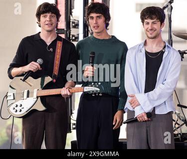 Ny. Mai 2024. Braeden Lemasters, Cole Preston, Dylan Minnette, Wallows auf der Bühne für NBC Today Show Concert Series with Wallows, Rockefeller Plaza, New York, New York, NY, 24. Mai, 2024. Quelle: Simon Lindenblatt/Everett Collection/Alamy Live News Stockfoto