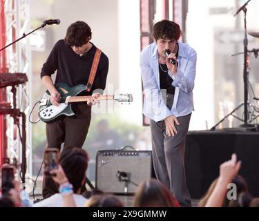Ny. Mai 2024. Braeden Lemasters, Dylan Minnette, Wallows auf der Bühne für NBC Today Show Concert Series with Wallows, Rockefeller Plaza, New York, NY, 24. Mai, 2024. Quelle: Simon Lindenblatt/Everett Collection/Alamy Live News Stockfoto