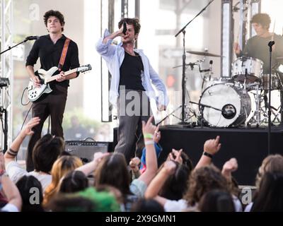 Ny. Mai 2024. Braeden Lemasters, Dylan Minnette, Cole Preston, Wallows auf der Bühne für NBC Today Show Concert Series with Wallows, Rockefeller Plaza, New York, New York, NY, 24. Mai, 2024. Quelle: Simon Lindenblatt/Everett Collection/Alamy Live News Stockfoto