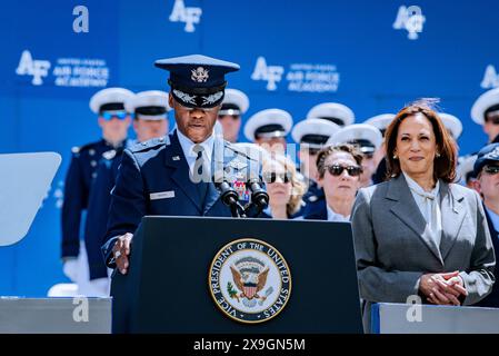 Colorado Springs, Usa. 30. Mai 2024. Kommandant der US Air Force Academy der Kadetten Brig. General Gavin P. Marks bereitet sich darauf vor, den Eid of Office an Kadetten während der Abschlussfeier im Falcon Stadium am 30. Mai 2024 in Colorado Springs, Colorado, abzulegen. Neunhundertvierhundertsiebzig Kadetten absolvierten den Abschluss und wurden als Second Leutnants eingesetzt. Quelle: Adalyn Greene/USA Air Force Photo/Alamy Live News Stockfoto