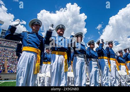 Colorado Springs, Usa. 30. Mai 2024. Kadetten der US Air Force Academy leisten den Eid of Office to während der Inbetriebnahme und Abschlussfeier im Falcon Stadium am 30. Mai 2024 in Colorado Springs, Colorado. Neunhundertvierhundertsiebzig Kadetten absolvierten den Abschluss und wurden als Second Leutnants eingesetzt. Kredit: Trevor Cokley/USA Air Force Photo/Alamy Live News Stockfoto