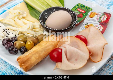Istanbul Türkei 28 Juli 2023 ; Türkische Küche Frühstücksteller. Reichhaltiges und köstliches türkisches Frühstück auf weißem Holztisch. Gesundes türkisches Frühstück in Stockfoto