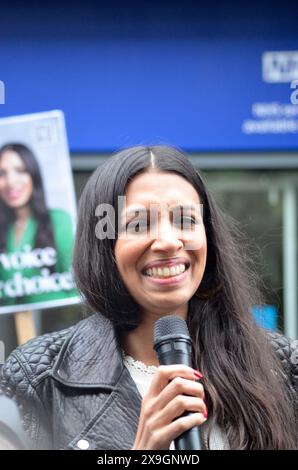 London, Großbritannien. 31. Mai 2024. Die ehemalige Labour-Kandidatin Faiza Shaheen sagte, sie glaube nicht, dass es einen Weg zurück für sie in die Partei gibt, als sie eine Kundgebung zur Unterstützung ihres Wahlangebots bei den allgemeinen Wahlen ansprach. Frau Shaheen hatte gehofft, Chingford und Woodford Green um Labour gegen den konservativen Sir Iain Duncan Smith anzufechten. aber die Partei hat sie angeblich daran gehindert, über frühere Beiträge auf der Social-Media-Website X zu stehen. mehr als hundert Anhänger versammelten sich am Freitagabend vor einem Supermarkt im Highams Park im Nordwesten Londons. Quelle: Kingsley Davis/Alamy Live News Stockfoto