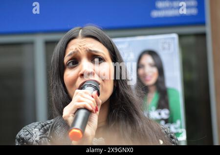 London, Großbritannien. 31. Mai 2024. Die ehemalige Labour-Kandidatin Faiza Shaheen sagte, sie glaube nicht, dass es einen Weg zurück für sie in die Partei gibt, als sie eine Kundgebung zur Unterstützung ihres Wahlangebots bei den allgemeinen Wahlen ansprach. Frau Shaheen hatte gehofft, Chingford und Woodford Green um Labour gegen den konservativen Sir Iain Duncan Smith anzufechten. aber die Partei hat sie angeblich daran gehindert, über frühere Beiträge auf der Social-Media-Website X zu stehen. mehr als hundert Anhänger versammelten sich am Freitagabend vor einem Supermarkt im Highams Park im Nordwesten Londons. Quelle: Kingsley Davis/Alamy Live News Stockfoto