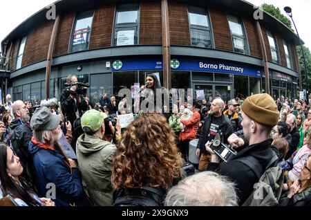 London, Großbritannien. 31. Mai 2024. Die ehemalige Labour-Kandidatin Faiza Shaheen sagte, sie glaube nicht, dass es einen Weg zurück für sie in die Partei gibt, als sie eine Kundgebung zur Unterstützung ihres Wahlangebots bei den allgemeinen Wahlen ansprach. Frau Shaheen hatte gehofft, Chingford und Woodford Green um Labour gegen den konservativen Sir Iain Duncan Smith anzufechten. aber die Partei hat sie angeblich daran gehindert, über frühere Beiträge auf der Social-Media-Website X zu stehen. mehr als hundert Anhänger versammelten sich am Freitagabend vor einem Supermarkt im Highams Park im Nordwesten Londons. Quelle: Kingsley Davis/Alamy Live News Stockfoto