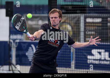 Hamburg, Hamburg, Deutschland. 30. Mai 2024. Julian PRINS (NED) kehrt während der FIP RISE mit Vorhand zurück HAMBURG - Padel-Tennis in Hamburg (Credit Image: © Mathias Schulz/ZUMA Press Wire) NUR REDAKTIONELLE VERWENDUNG! Nicht für kommerzielle ZWECKE! Stockfoto