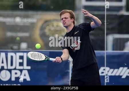 Hamburg, Hamburg, Deutschland. 30. Mai 2024. Julian PRINS (NED) kehrt während der FIP RISE mit Vorhand zurück HAMBURG - Padel-Tennis in Hamburg (Credit Image: © Mathias Schulz/ZUMA Press Wire) NUR REDAKTIONELLE VERWENDUNG! Nicht für kommerzielle ZWECKE! Stockfoto