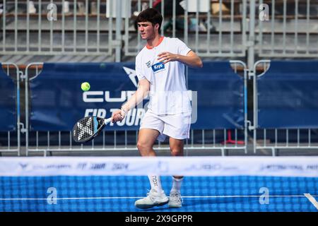 Hamburg, Hamburg, Deutschland. 30. Mai 2024. Yoan BORONAD (FRA) kehrt während der FIP RISE mit Vorhand zurück HAMBURG - Padel-Tennis in Hamburg (Credit Image: © Mathias Schulz/ZUMA Press Wire) NUR REDAKTIONELLE VERWENDUNG! Nicht für kommerzielle ZWECKE! Stockfoto