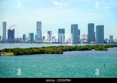 Miami Florida, Biscayne Bay, Julia Tuttle Causeway, City Skyline, Edgewater luxuriöse Uferhochhäuser, Außenfassade, Besucher VI Stockfoto