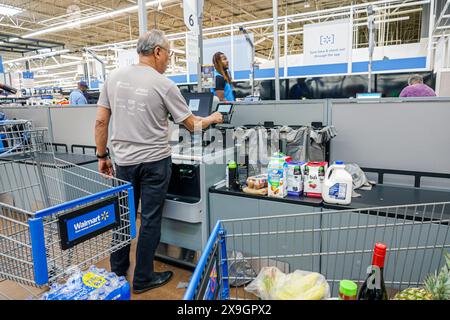 North Miami Beach Florida, Walmart Discount Kaufhaus Lebensmittelgeschäft, Inneneinrichtung, Seniorenpensioner, Senioren Bürger Rentner Rentner pensioniert Rentner Stockfoto