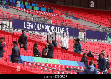 London, Großbritannien. 31. Mai 2024. Menschen im Wembley Stadium in London, England, Großbritannien, am 31. Mai 2024, vor dem Finale der UEFA Champions League zwischen Borussia Dortmund und Real Madrid. Foto: Sanjin Strukic/PIXSELL Credit: Pixsell/Alamy Live News Stockfoto