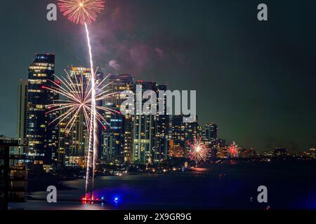 Sunny Isles Beach Florida, Silvesterfeier, Feuerwerk geplatzt, jährliche Feiertagstradition, nächtliche Nacht, Skyline Wolkenkratzer der Stadt Stockfoto