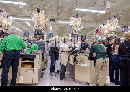 Miami Beach Florida, Publix Supermarkt, Lebensmittelmarkt Marktplatz, Geschäft, Inneneinrichtung, Warteschlange an der Kasse, zahlende Kassierer der Kunden, Mann Stockfoto