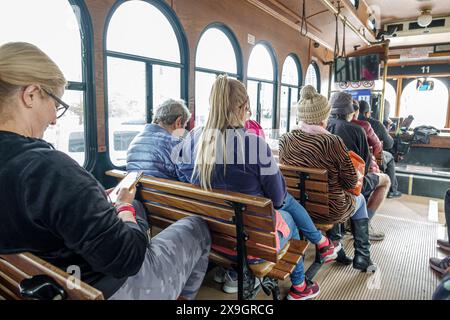 Miami Beach Florida, kostenlose Trolley öffentliche Verkehrsmittel, an Bord im Inneren, Fahrer Passagiere Mann Männer männlich, Frau Frauen weiblich, Erwachsene Erwachsene, Res Stockfoto