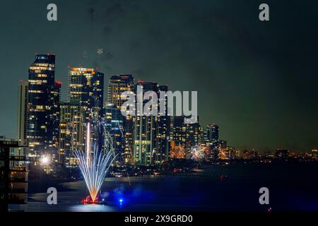 Sunny Isles Beach Florida, Silvesterfeier, Feuerwerk geplatzt, jährliche Feiertagstradition, nächtliche Nacht, Skyline Wolkenkratzer der Stadt Stockfoto