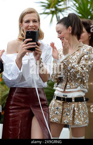 CANNES, FRANKREICH – 24. MAI: Celine Sallette und Charlotte Le Bon nehmen am Fotobesuch „Niki“ beim 77. Filmfestival von Cannes im Palais des Festi Teil Stockfoto