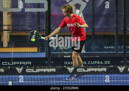 Hamburg, Hamburg, Deutschland. 31. Mai 2024. Julian PRINS (NED) kehrt während der FIP RISE mit Vorhand zurück HAMBURG - Padel-Tennis in Hamburg (Credit Image: © Mathias Schulz/ZUMA Press Wire) NUR REDAKTIONELLE VERWENDUNG! Nicht für kommerzielle ZWECKE! Stockfoto