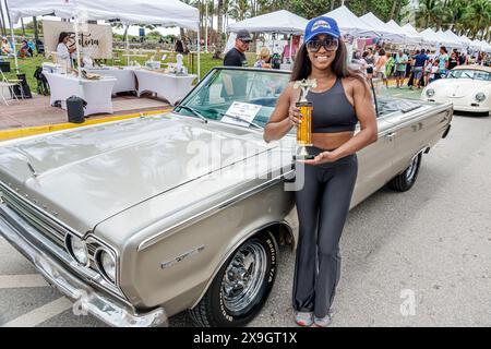 Miami Beach Florida, Lummus Park, Ocean Drive, Art déco-Wochenende, Feier Straßenmesse jährlich, Oldtimer-Show, 1967 Plymouth Belvedere, Black Black Black Stockfoto