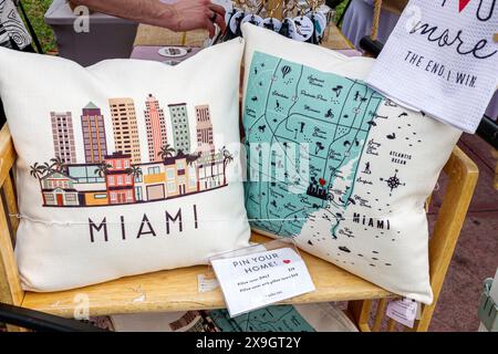Miami Beach Florida, Lummus Park, Ocean Drive, Art Deco Wochenende, Feier Straßenmesse jährliches Event, Verkäufer Stand Pop-up Geschäft, Ausstellungsverkauf, Wurfkissen Stockfoto