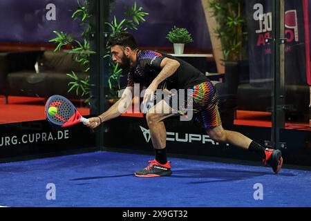 Hamburg, Hamburg, Deutschland. 31. Mai 2024. Riccardo SINICROPI (ITA) kehrt während der FIP RISE mit Vorhand zurück HAMBURG - Padel-Tennis in Hamburg (Credit Image: © Mathias Schulz/ZUMA Press Wire) NUR REDAKTIONELLE VERWENDUNG! Nicht für kommerzielle ZWECKE! Stockfoto