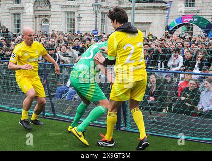 London, Großbritannien. 30. Mai 2024. Das UEFA Ultimate Champions Tournament zieht eine große Zuschauermenge nach Somerset House, wo Legenden der UEFA Champions League wie Luis Figo, Cafu, Joe Cole, Patrick Viera, Jens Lehmann und viele andere an einem aufregenden Turnier mit vier Teams teilnehmen. Das Turnier ist Teil des kostenlosen UEFA Champions Festivals für Fans und Besucher. Quelle: Imageplotter/Alamy Live News Stockfoto