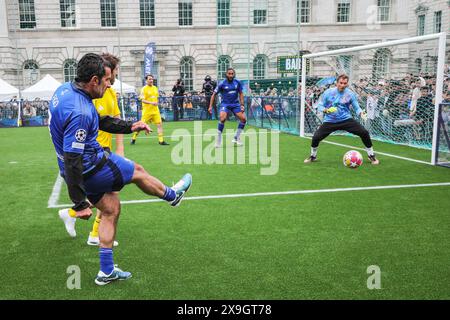 London, Großbritannien. 30. Mai 2024. Der ehemalige portugiesische Spieler Luis Figo, der das blaue Team der „Figo's Fighers“ anführt, trifft das Tor. Das UEFA Ultimate Champions Tournament zieht eine große Zuschauermenge nach Somerset House, wo Legenden der UEFA Champions League wie Luis Figo, Cafu, Joe Cole, Patrick Viera, Jens Lehmann und viele andere an einem aufregenden Turnier mit vier Teams teilnehmen. Das Turnier ist Teil des kostenlosen UEFA Champions Festivals für Fans und Besucher. Quelle: Imageplotter/Alamy Live News Stockfoto