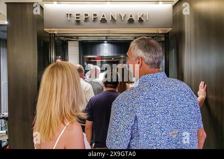 Port Roatan Honduras, Coxen Hole Bay Islands, norwegisches Schiff Joy Cruise Line, 7-tägige Karibikroute, im Inneren des Innenraums, Teppanyaki Japanisch Stockfoto