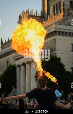 Warschau, Mazowiecka, Polen. 31. Mai 2024. Ein Busker sprüht Flammen aus seinem Mund während einer Vorstellung mit dem Palast für Kultur und Wissenschaften im Hintergrund. (Kreditbild: © Jaap Arriens/ZUMA Press Wire) NUR REDAKTIONELLE VERWENDUNG! Nicht für kommerzielle ZWECKE! Stockfoto