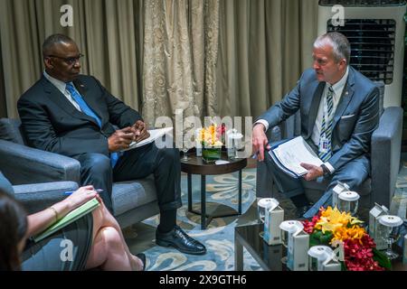 Singapur, Singapur. 31. Mai 2024. Singapur, Singapur. 31. Mai 2024. US-Verteidigungsminister Lloyd Austin, links, trifft sich mit dem Senator Dan Sullivan, R-AK, rechts, Teil einer überparteilichen Gruppe von US-Senatoren, die am Shangri-La Dialog am 31. Mai 2024 in Singapur teilnahmen. Quelle: Chad McNeeley/DOD Photo/Alamy Live News Stockfoto