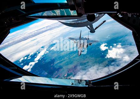 North Carolina, USA. Mai 2024. Ein F-15E Strike Eagle mit dem 4th Fighter Wing nähert sich einem KC-135 Stratotanker vom 121st Air Taneling Wing, der am 7. Mai 2024 über dem Himmel von North Carolina betankt werden soll. Die F-15E ist ein zweiseitiger Kampfflugzeug, der für Luft- und Luft-Boden-Missionen mit einer Reihe von Avionik- und Elektroniksystemen entwickelt wurde, die es ihm ermöglichen, in niedrigen Höhen, Tag und Nacht und bei jedem Wetter zu kämpfen. (Kreditbild: © U.S. Air Force/ZUMA Press Wire) NUR REDAKTIONELLE VERWENDUNG! Nicht für kommerzielle ZWECKE! Stockfoto