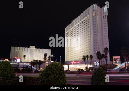 Das mittlerweile nicht mehr existierende Tropicana Resort and Casino at Night vor der Schließung, Las Vegas, Nevada Stockfoto