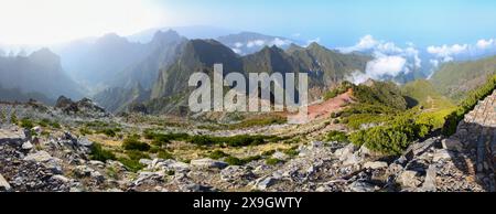 Panoramablick auf die Berge, sichtbar vom Gipfel des Pico Ruivo, dem höchsten Gipfel auf Madeira, Portugal - Heathland auf Dry sl Stockfoto