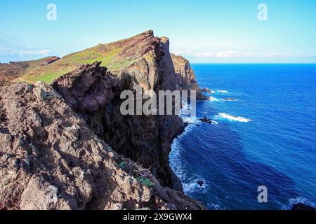 Dramatische Klippen an der Ponta de São Lourenco (Spitze des St. Lorenz) am östlichsten Punkt der Insel Madeira (Portugal) im Atlantik Stockfoto