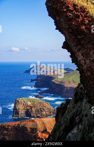 Leuchtturm der Ponta de São Lourenco (Spitze des Heiligen Lorenz) auf einer Wüsteninsel am östlichsten Punkt der Insel Madeira (Portugal) im Atlantik Stockfoto