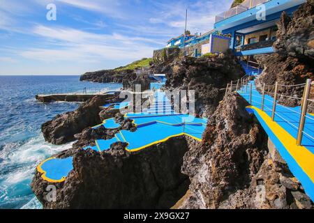 Außenpool auf einer mehrstöckigen Terrasse zwischen den Lavasteinen der Küste von Canicoo an der Südküste der Insel Madeira (Portugal) in der Nähe von Funchal Stockfoto