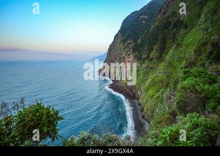 Küstenwasserfall von Córrego da Furna an der Nordküste der Insel Madeira (Portugal) im Atlantik, vom Aussichtspunkt Véu da Noiva auf t gesehen Stockfoto