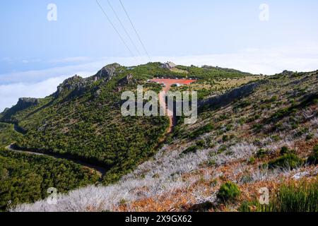 Parkplatz des Achada do Teixeira, ein Höhenrestaurant am Beginn des PR 1,2 Trail, der zum Pico Ruivo führt, dem höchsten Gipfel auf Ma Stockfoto