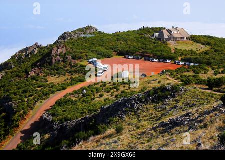 Parkplatz des Achada do Teixeira, ein Höhenrestaurant am Beginn des PR 1,2 Trail, der zum Pico Ruivo führt, dem höchsten Gipfel auf Ma Stockfoto