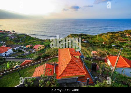 Blick auf die Dächer von Ponta Delgada an der Nordküste der Insel Madeira (Portugal) im Atlantik Stockfoto