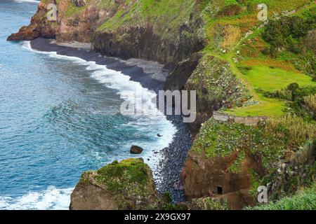 Blick auf einen steinigen Strand an der Nordküste der Insel Madeira (Portugal) im Atlantik vom Aussichtspunkt São Cristovão in Ponta Delgada Stockfoto