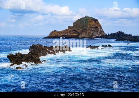 Insel Mole (Ilhéu Mole) in Porto Moniz an der Nordküste der Insel Madeira (Portugal) im Atlantik Stockfoto