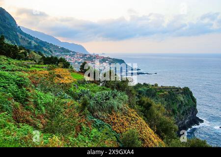 Blick auf das Dorf Seixa an der Nordküste der Insel Madeira (Portugal) im Atlantik vom Aussichtspunkt Véu da Noiva Stockfoto